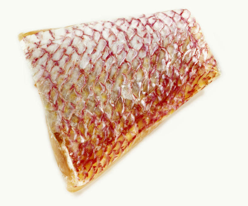 海鲜,生鱼片,无人,横图,俯视,室内,特写,白天,白色背景,餐桌,桌子,一块,阴影,反射,鱼,影子,肉,鱼肉,鱼片,水产,肉类,鱼类,海洋生物,红色,摄影,影棚,餐台,水生动物,海产品,水生物,肉食,海底动物,绯鲵鲣,沙西米,彩图,高角度拍摄,影棚拍摄,拍摄,刺身