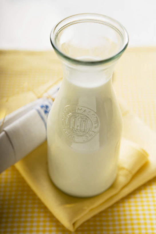 牛奶,无人,竖图,俯视,室内,特写,白天,餐桌,桌子,阴影,朦胧,模糊,反射,布料,纺织物,罐子,影子,饮品,营养,布纹,玻璃制品,桌布,饮料,黄色,玻璃瓶,餐巾,瓶子,毛巾,台布,清洁,摄影,影棚,餐台,保暖,一瓶,乳制品,奶,牛乳,透气,防水,安神,储水,耐磨,吸水,彩图,高角度拍摄,影棚拍摄,拍摄