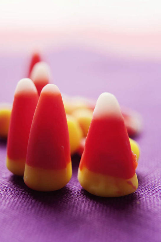 无人,竖图,俯视,室内,特写,白天,餐桌,桌子,阴影,紫色背景,朦胧,模糊,反射,影子,食品,糖,糖果,甜点,甜品,软糖,食物,黄色,红色,甜食,摄影,影棚,餐台,彩图,高角度拍摄,影棚拍摄,拍摄