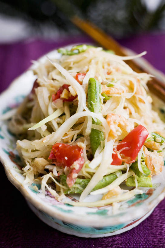 海鲜,无人,竖图,俯视,室内,特写,白天,植物,餐桌,筷子,桌子,木瓜,蔬菜,餐具,一双,阴影,朦胧,模糊,新鲜,反射,布料,影子,豆类,豆子,豌豆,生食,虾,沙拉,食品,布纹,文化,色拉,传统,水产,沙律,荷兰豆,桌布,食物,紫色,餐巾,台布,有机食品,绿色食品,餐台,色拉酱,礼节,海产品,千岛酱,礼仪,雪豆,豆科,斑节对虾,斑节虾,寒豆,毕豆,麻累,国豆,小寒豆,麦豌豆,日本对虾,竹节虾,奶匏,蓬生果,乳瓜,石瓜,万寿匏,进餐用具,万寿果,番木瓜,彩图,高角度拍摄,海鲜沙拉,海鲜色拉