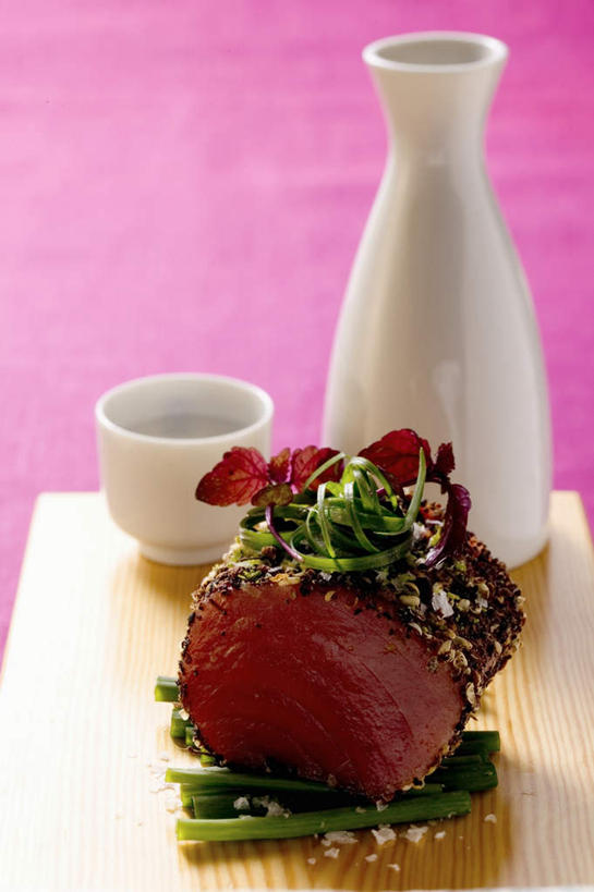 海鲜,白酒,无人,竖图,俯视,室内,特写,白天,烹饪,餐桌,桌子,杯子,餐具,阴影,反射,碟子,罐子,盘,影子,陶瓷,日本料理,料理,食品,陶瓷制品,酒类,烧酒,鲔鱼,水产,金枪鱼,菜肴,美食,海洋生物,酒,食物,饮料,盘子,瓶子,水杯,碟,日式料理,日式,摄影,佳肴,影棚,餐台,吞拿鱼,水生动物,海产品,水生物,海底动物,蒸馏酒,烈酒,茶杯,彩图,高角度拍摄,影棚拍摄,拍摄