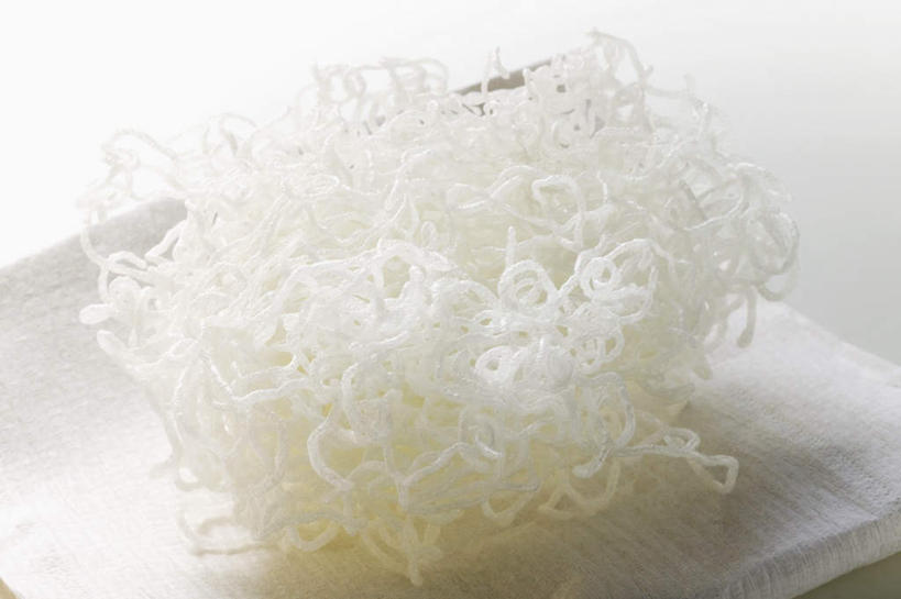 面食,面条,无人,横图,俯视,室内,特写,白天,白色背景,餐桌,桌子,餐具,一团,阴影,反射,碟子,盘,影子,面,粉丝,白色,盘子,碟,摄影,影棚,餐台,冬粉,彩图,高角度拍摄,影棚拍摄,拍摄