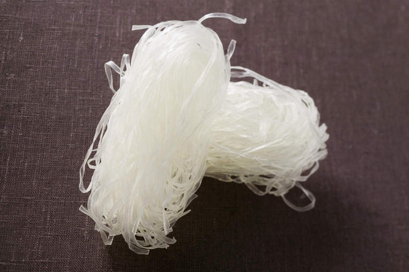 面食,面条,无人,横图,俯视,室内,特写,白天,餐桌,桌子,阴影,反射,影子,面,米粉,两个,摄影,影棚,褐色背景,餐台,捆绑,绑缚,彩图,高角度拍摄,影棚拍摄,拍摄