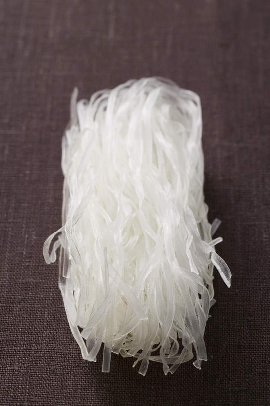 面食,面条,无人,竖图,俯视,室内,特写,白天,餐桌,桌子,阴影,反射,影子,面,米粉,一个,摄影,影棚,褐色背景,单个,餐台,捆绑,绑缚,彩图,高角度拍摄,影棚拍摄,拍摄