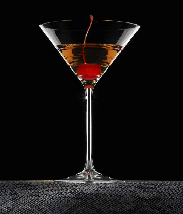 无人,竖图,室内,特写,白天,正面,桌面,桌子,樱桃,杯子,水果,阴影,黑色背景,新鲜,反射,高脚杯,影子,大理石,生食,食品,果实,酒类,一杯,文化,玻璃制品,酒,食物,饮料,一个,酒杯,鸡尾酒,调酒,摄影,有机食品,绿色食品,影棚,单个,创造,想象,大理石制品,鸡尾酒杯,曼哈顿酒,玻璃杯,樱珠,莺桃,英桃,楔桃,牛桃,荆桃,彩图,影棚拍摄,拍摄