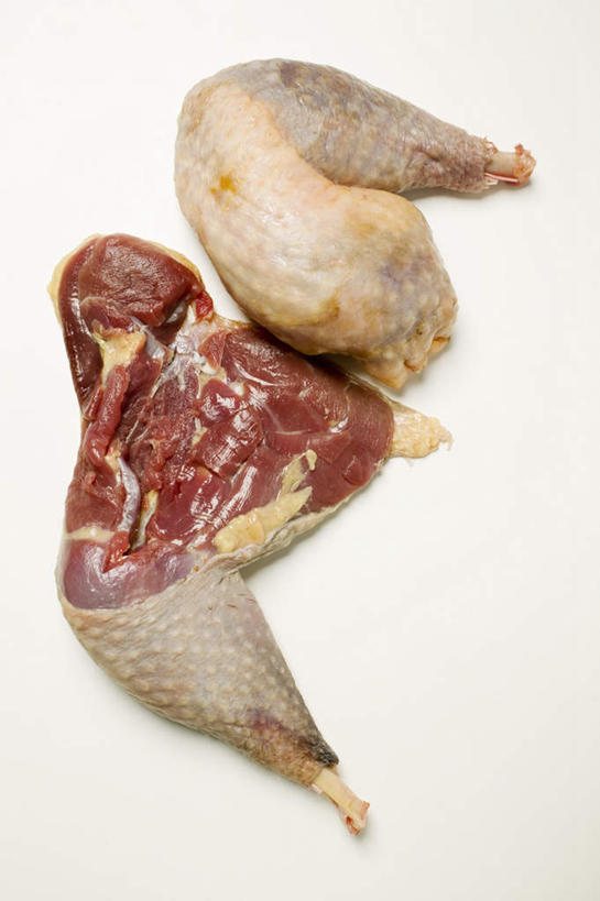 无人,竖图,俯视,室内,特写,白天,白色背景,鸟,阴影,反射,纹路,鸟类,纹理,影子,鸡肉,肉,鸡腿,肉类,两个,摄影,影棚,鸡腿肉,肉食,珍珠鸡,肌理,鹫珠鸡,彩图,高角度拍摄,影棚拍摄,拍摄