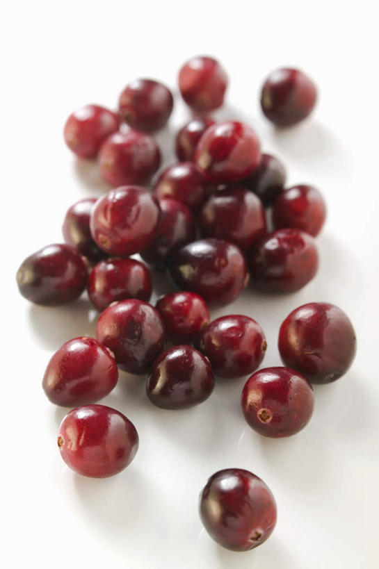 无人,竖图,俯视,室内,特写,白天,白色背景,浆果,水果,许多,阴影,新鲜,反射,影子,生食,食品,果实,食物,红色,摄影,有机食品,绿色食品,影棚,曼越桔,蔓越橘,小红莓,酸莓,彩图,高角度拍摄,影棚拍摄,拍摄