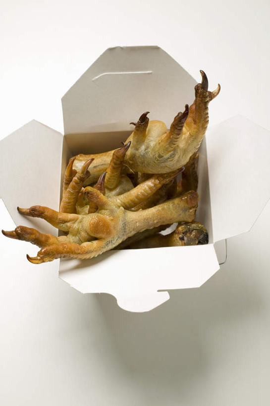 无人,竖图,俯视,室内,特写,白天,白色背景,烹饪,西餐,一堆,许多,阴影,堆叠,堆积,反射,英文,标志,文字,影子,纸盒,字符,字母,鸡肉,肉,油炸,料理,食品,标识,菜肴,美食,肉类,盒子,食物,一个,包装盒,西式,摄影,佳肴,影棚,单个,堆,英文字母,鸡爪,肉食,彩图,高角度拍摄,影棚拍摄,拍摄