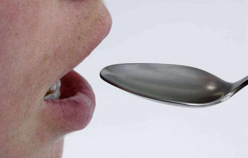 西方人,脸,头,嘴,脸颊,一个人,横图,室内,特写,白天,白色背景,侧面,安全,欧洲,欧洲人,仅一个年轻女性,仅一个女性,仅一个人,药剂,勺子,防护,一个,药品,调羹,汤匙,张嘴,生病,治疗,摄影,影棚,单个,保护,药物,医疗,保险,预防,张大嘴巴,抱病,平安,年轻女性,女人,女性,白种人,头部,口,口腔,脸部,脸蛋,面部,嘴巴,嘴唇,张开嘴,半身,彩图,影棚拍摄,拍摄