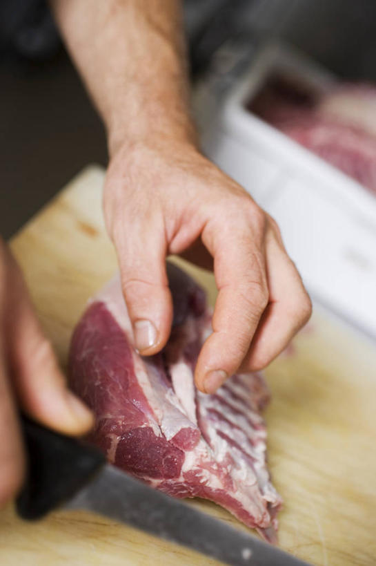 西方人,手,一个人,站,竖图,俯视,室内,特写,白天,厨房,金属制品,欧洲,欧洲人,双手,仅一个男性,仅一个人,一把,切开,化学,金属,工具,肉,案板,刀具,羊肉,肉类,刺激,砧板,仅一个年轻男性,刀,切,站着,手部,腐蚀,气体,菜刀,剖面,肉食,切面,切菜刀,无色,男人,男性,年轻男性,白种人,站立,半身,彩图,高角度拍摄,灶间,氨,氨气