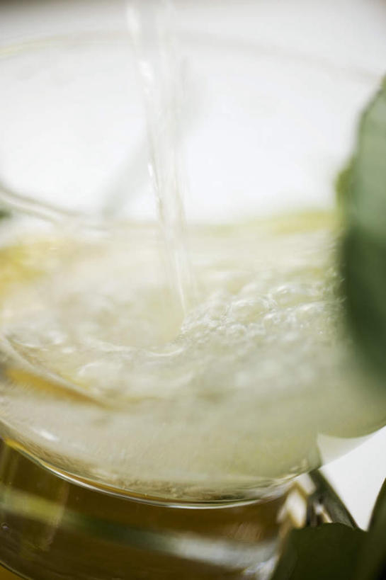 无人,竖图,俯视,室内,特写,白天,餐桌,桌子,杯子,阴影,朦胧,模糊,反射,影子,饮品,一杯,玻璃制品,饮料,一个,水杯,单个,餐台,苏打水,苏打,可口,碳酸钠,适口,化学物质,纯碱,碱面,玻璃杯,彩图,高角度拍摄