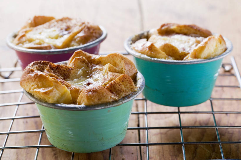 点心,面包,无人,横图,俯视,室内,特写,白天,烘焙,餐桌,桌子,金属制品,阴影,反射,金属,影子,陶瓷,食品,布丁,面点,甜点,甜品,陶瓷制品,架子,食物,糕点,三个,容器,碗,果冻,甜食,零食,面包布丁,餐台,储藏,储存,啫喱,冷却,冷却架,彩图,高角度拍摄,贮存