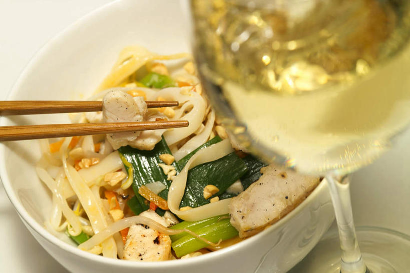 红酒,葡萄酒,肌肉,健壮,无人,横图,俯视,室内,特写,白天,白色背景,烹饪,中餐,餐桌,筷子,桌子,蔬菜,杯子,餐具,一双,阴影,朦胧,模糊,新鲜,反射,高脚杯,影子,陶瓷,韭菜,料理,食品,陶瓷制品,红酒杯,白葡萄酒,酒类,一杯,文化,传统,凉皮,菜肴,美食,玻璃制品,酒,食物,饮料,一个,酒杯,容器,碗,健康,中式,活力,力量,摄影,佳肴,有机食品,绿色食品,影棚,单个,餐台,青春,储藏,礼节,强壮,葡萄酒杯,储存,礼仪,起阳草,韭,山韭,长生韭,陕西凉皮,玻璃杯,进餐用具,彩图,高角度拍摄,影棚拍摄,拍摄,贮存