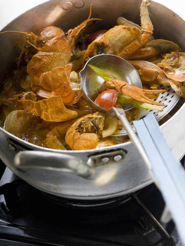 海鲜,蟹,无人,竖图,俯视,室内,特写,白天,烹饪,西餐,厨具,金属制品,阴影,朦胧,模糊,反射,金属,螃蟹,锅子,影子,虾,料理,食品,锅铲,锅,水产,菜肴,美食,海洋生物,食物,煤气炉,西式,摄影,佳肴,影棚,锅具,水生动物,海产品,水生物,海底动物,烹饪用具,斑节对虾,斑节虾,日本对虾,竹节虾,烹调用具,烹调,彩图,高角度拍摄,影棚拍摄,拍摄