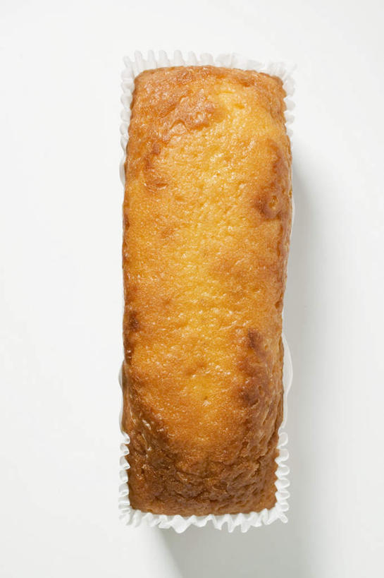 点心,无人,竖图,俯视,室内,特写,白天,白色背景,下午茶,桌面,桌子,阴影,反射,木制,影子,食品,食物,糕点,一个,木制品,摄影,影棚,单个,纸托,蛋糕托,蛋糕托纸,蛋糕纸托,大理石蛋糕,彩图,高角度拍摄,影棚拍摄,拍摄,蛋糕