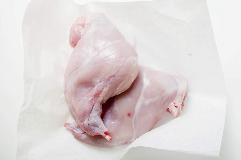 无人,横图,俯视,室内,特写,白天,白色背景,餐桌,桌子,两块,切开,阴影,反射,影子,肉,肉类,切,摄影,影棚,餐台,剖面,肉食,切面,鹿肉,彩图,高角度拍摄,影棚拍摄,拍摄