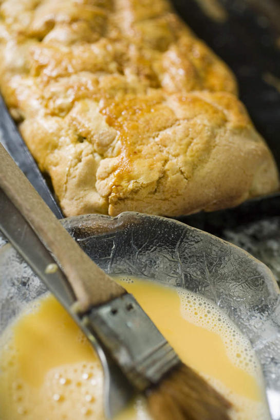 点心,无人,竖图,俯视,室内,特写,白天,白色背景,餐桌,桌子,餐具,玻璃,一把,一块,阴影,朦胧,模糊,反射,叉子,影子,蛋,蛋黄,鸡蛋,食品,甜点,甜品,玻璃制品,食物,糕点,容器,刷子,碗,甜食,摄影,影棚,餐台,储藏,储存,餐叉,奶酥,卵,进餐用具,彩图,高角度拍摄,影棚拍摄,拍摄,贮存