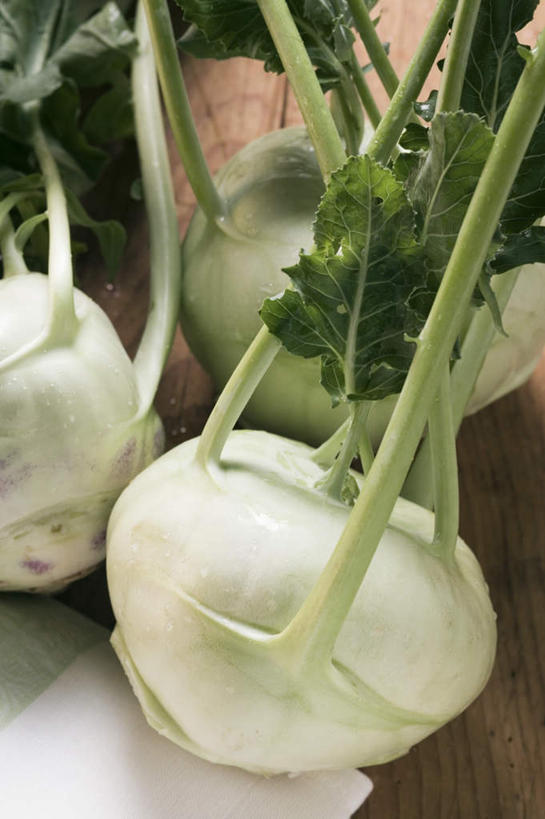 无人,竖图,俯视,室内,特写,白天,水,餐桌,桌子,蔬菜,叶子,阴影,新鲜,反射,液体,影子,水滴,食品,绿叶,芜菁,食物,嫩叶,有机食品,绿色食品,餐台,蔓菁,盘菜,大头芥,叶,叶片,彩图,高角度拍摄