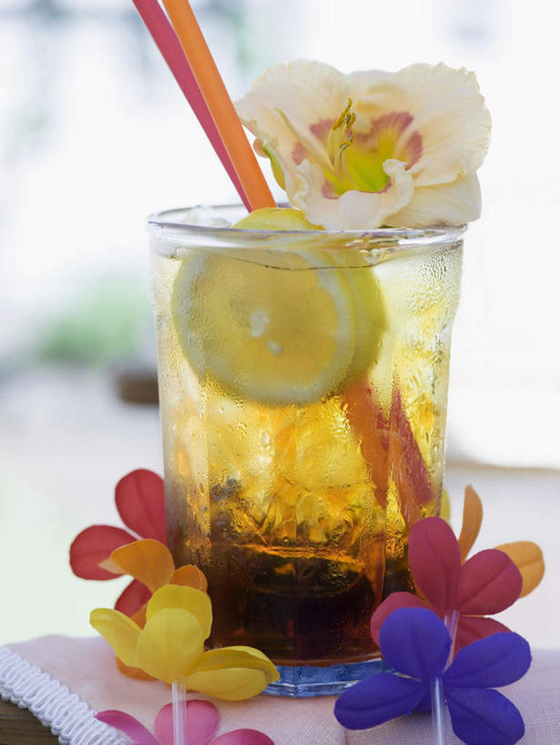 无人,竖图,俯视,室外,特写,白天,餐桌,桌子,杯子,阴影,朦胧,模糊,装饰,盛开,反射,影子,塑料,冰,冰块,酒类,一杯,花蕾,文化,冷冻,玻璃制品,酒,花,花瓣,花朵,鲜花,饮料,水杯,塑料制品,吸管,鸡尾酒,花苞,花蕊,寒冷,调酒,冷藏,餐台,华丽,修饰,点缀,冰冷,创造,空心,想象,墨西哥日出,衬托,美观,雅致,雅观,饮管,保鲜,龙舌兰日出,玻璃杯,彩图,高角度拍摄,圆柱状