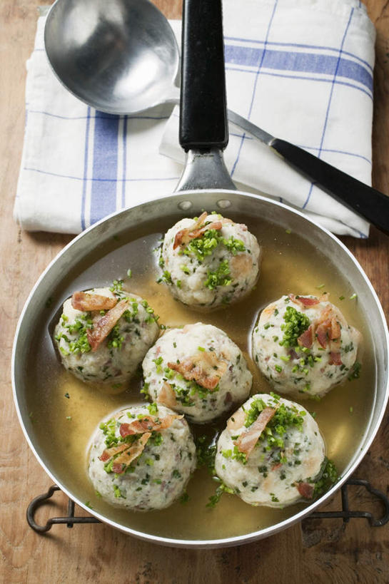 无人,竖图,俯视,室内,特写,白天,烹饪,餐桌,桌子,蔬菜,厨具,金属制品,一把,许多,阴影,新鲜,反射,金属,木制,布料,锅子,滤器,影子,勺子,调料,酱料,酱汁,肉,汤,佐料,食品,案板,调味品,调味料,布纹,锅,猪肉,酱,肉类,砧板,桌布,食物,一个,餐巾,木制品,台布,有机食品,绿色食品,单个,餐台,锅具,肉圆,肉食,漏勺,烹饪用具,豚肉,烹调用具,烹调,彩图,高角度拍摄