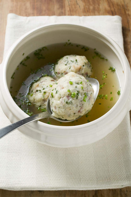 无人,竖图,俯视,室内,特写,白天,烹饪,西餐,餐桌,桌子,蔬菜,一把,阴影,新鲜,反射,木制,布料,影子,勺子,陶瓷,肉,汤,料理,食品,陶瓷制品,布纹,猪肉,菜肴,美食,肉类,桌布,食物,三个,一个,白色,餐巾,木制品,容器,调羹,台布,汤匙,碗,西式,佳肴,有机食品,绿色食品,单个,餐台,肉圆,储藏,储存,肉食,豚肉,彩图,高角度拍摄,贮存