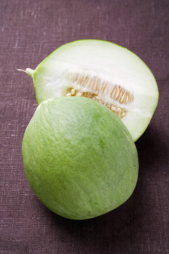 无人,竖图,俯视,室内,特写,白天,桌面,桌子,水果,切开,阴影,新鲜,反射,木制,影子,生食,食品,果实,甜瓜,食物,一个,绿色,木制品,切,摄影,有机食品,绿色食品,影棚,单个,甘瓜,剖面,切面,白兰瓜,兰州蜜瓜,彩图,高角度拍摄,影棚拍摄,拍摄