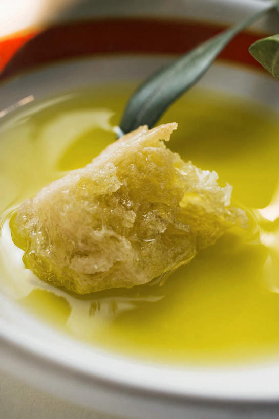 点心,面包,无人,竖图,俯视,室内,特写,白天,白色背景,植物,桌面,桌子,橄榄,水果,叶子,阴影,新鲜,反射,木制,影子,陶瓷,生食,食用油,油,橄榄油,食品,面点,果实,绿叶,枝条,陶瓷制品,树,树木,树枝,食物,糕点,一个,木制品,容器,碗,嫩叶,摄影,有机食品,绿色食品,影棚,单个,储藏,储存,植物油,虬枝,枝杈,叶,叶片,青果,白榄,彩图,高角度拍摄,影棚拍摄,拍摄,贮存