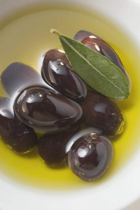 无人,竖图,俯视,室内,特写,白天,白色背景,植物,桌面,桌子,橄榄,水果,叶子,阴影,新鲜,反射,木制,影子,陶瓷,生食,食用油,油,橄榄油,食品,果实,绿叶,枝条,陶瓷制品,树,树木,树枝,食物,一个,木制品,容器,碗,嫩叶,摄影,有机食品,绿色食品,影棚,单个,储藏,储存,植物油,虬枝,枝杈,叶,叶片,青果,白榄,彩图,高角度拍摄,影棚拍摄,拍摄,贮存