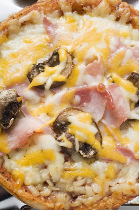 奶酪,无人,竖图,俯视,室内,特写,白天,烹饪,西餐,餐桌,桌子,蔬菜,一块,阴影,新鲜,反射,影子,菌菇,香菇,肉,干酪,起司,料理,食品,披萨,匹萨,芝士,营养,菌类,火腿,猪肉,菜肴,美食,肉类,食物,快餐,乳酪,食用菌,西式,佳肴,有机食品,绿色食品,餐台,乳制品,比萨,发酵,肉食,西式快餐,垃圾食品,意大利薄饼,豚肉,彩图,高角度拍摄