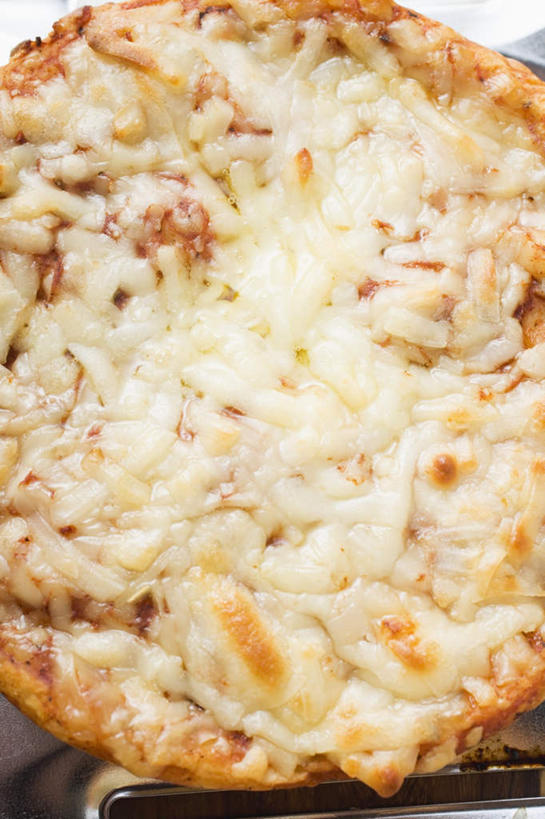 奶酪,无人,竖图,俯视,室内,特写,白天,烹饪,西餐,餐桌,桌子,一块,阴影,反射,影子,干酪,起司,料理,食品,披萨,匹萨,芝士,营养,菜肴,美食,食物,快餐,乳酪,西式,佳肴,餐台,乳制品,比萨,发酵,西式快餐,垃圾食品,意大利薄饼,彩图,高角度拍摄