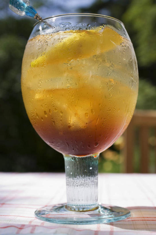 无人,竖图,室外,特写,白天,正面,桌面,桌子,柠檬,杯子,水果,阴影,朦胧,模糊,新鲜,光线,木制,高脚杯,影子,生食,食品,果实,红酒杯,酒类,竹签,玻璃制品,酒,食物,饮料,一个,阳光,酒杯,木制品,有机食品,绿色食品,单个,葡萄酒杯,取食签,蒸馏酒,烈酒,玻璃杯,益母果,柠果,彩图,兰姆酒,蓝姆酒,朗姆酒