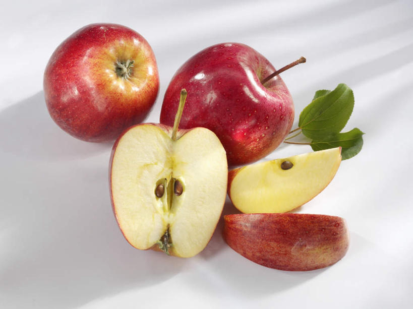 无人,横图,俯视,室内,特写,白天,白色背景,餐桌,桌子,苹果,水果,叶子,许多,切开,阴影,新鲜,反射,影子,生食,食品,果实,绿叶,很多,食物,红色,切,嫩叶,摄影,有机食品,绿色食品,影棚,餐台,剖面,切面,嘎啦,嘎啦果,嘎啦苹果,叶,叶片,彩图,高角度拍摄,影棚拍摄,拍摄