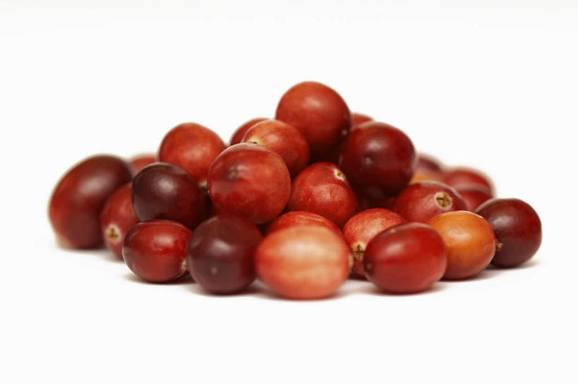 无人,横图,俯视,室内,特写,白天,白色背景,餐桌,桌子,水果,一堆,许多,阴影,堆叠,堆积,新鲜,反射,影子,生食,食品,果实,很多,食物,红色,摄影,有机食品,绿色食品,影棚,餐台,堆,蔓越莓,小红莓,彩图,高角度拍摄,影棚拍摄,拍摄