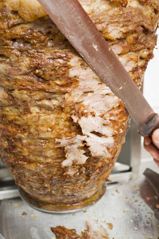 无人,竖图,俯视,室内,特写,白天,桌面,桌子,金属制品,阴影,反射,金属,木制,工具,影子,肉,刀具,猪肉,肉类,木制品,刀,菜刀,肉食,豚肉,切菜刀,彩图,高角度拍摄