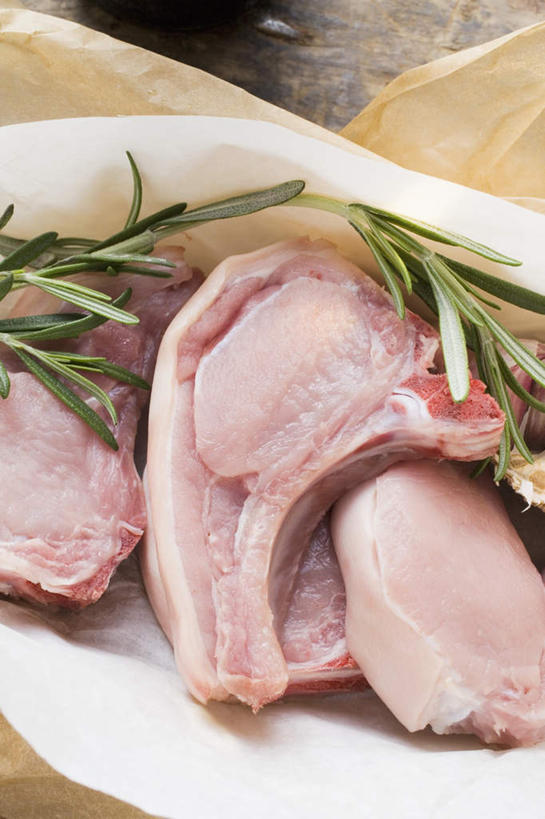 无人,竖图,俯视,室内,特写,白天,三块,阴影,反射,包装,包装纸,影子,纸,肉,纸张,猪肉,肉类,摄影,影棚,迷迭香,包装材料,牛皮纸,肉食,豚肉,彩图,高角度拍摄,影棚拍摄,拍摄