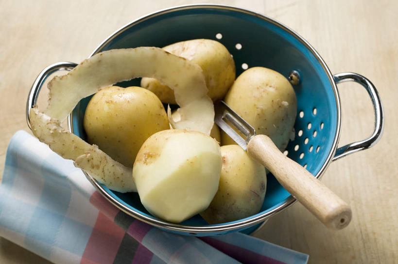 无人,横图,俯视,室内,特写,白天,烹饪,餐桌,桌子,蔬菜,土豆,厨具,金属制品,一堆,许多,阴影,堆叠,堆积,新鲜,反射,金属,布料,锅子,影子,食品,刀具,布纹,锅,桌布,食物,一个,餐巾,台布,刀,剥皮,摄影,有机食品,绿色食品,影棚,单个,餐台,锅具,堆,刮刀,烹饪用具,馍馍蛋,烹调用具,洋芋,山药蛋,马铃薯,烹调,彩图,高角度拍摄,影棚拍摄,拍摄