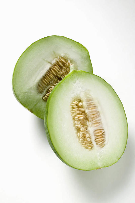 无人,竖图,俯视,室内,特写,白天,白色背景,餐桌,桌子,水果,切开,阴影,新鲜,反射,影子,生食,食品,果实,甜瓜,食物,两个,切,摄影,有机食品,绿色食品,影棚,餐台,甘瓜,剖面,切面,白兰瓜,兰州蜜瓜,彩图,高角度拍摄,影棚拍摄,拍摄