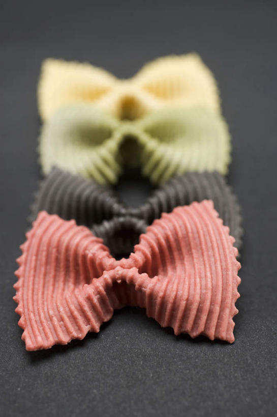 面食,面条,意大利面,无人,竖图,俯视,室内,特写,白天,西餐,桌面,桌子,一排,阴影,灰色背景,整齐,反射,木制,影子,面,料理,食品,棕色,食物,排列,黄色,红色,绿色,木制品,四个,西式,摄影,影棚,蝴蝶面,队列,彩图,高角度拍摄,影棚拍摄,拍摄