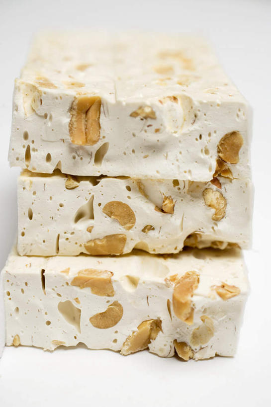 无人,竖图,室内,特写,白天,白色背景,正面,餐桌,桌子,杏仁,三块,一堆,许多,阴影,堆叠,堆积,反射,影子,食品,糖,糖果,甜点,甜品,软糖,食物,甜食,摄影,影棚,餐台,堆,牛轧糖,杏子,杏梅仁,杏核仁,木落子,苦杏仁,彩图,影棚拍摄,拍摄