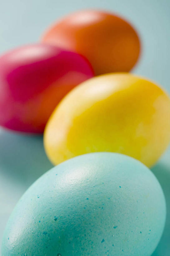 无人,竖图,俯视,彩色,室内,特写,白天,桌面,桌子,复活节,阴影,蓝色背景,节日,朦胧,模糊,庆祝,反射,木制,影子,蛋,鸡蛋,文化,木制品,庆典,摄影,影棚,纪念,五颜六色,色彩斑斓,五彩缤纷,彩蛋,复活节彩蛋,卵,五彩斑斓,五光十色,彩图,高角度拍摄,影棚拍摄,拍摄