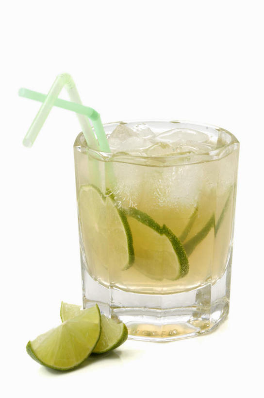 无人,竖图,俯视,室内,特写,白天,白色背景,餐桌,桌子,杯子,水果,切开,阴影,新鲜,反射,影子,塑料,生食,食品,果实,酒类,一杯,文化,玻璃制品,酒,食物,饮料,一个,水杯,塑料制品,吸管,鸡尾酒,切,调酒,摄影,有机食品,绿色食品,影棚,单个,餐台,创造,空心,剖面,想象,切面,酸橙,饮管,代代,盖比丽娜鸡尾酒,玻璃杯,橙子,橙,彩图,高角度拍摄,影棚拍摄,拍摄,圆柱状