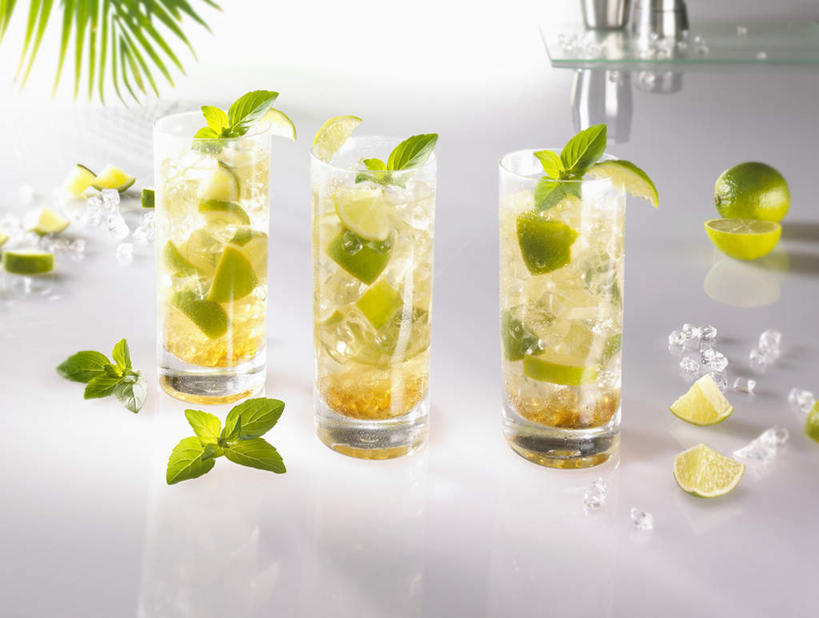 无人,横图,俯视,室内,特写,白天,白色背景,植物,餐桌,桌子,棕榈树,杯子,水果,叶子,一排,阴影,新鲜,整齐,反射,影子,冰,生食,冰块,食品,果实,绿叶,酒类,三杯,文化,冷冻,玻璃制品,酒,树,树木,食物,饮料,排列,绿色,自然,水杯,鸡尾酒,嫩叶,寒冷,调酒,摄影,有机食品,绿色食品,影棚,生长,冷藏,成长,餐台,冰冷,创造,队列,想象,棕榈叶,酸橙,保鲜,代代,盖比丽娜鸡尾酒,叶,叶片,玻璃杯,橙子,橙,彩图,高角度拍摄,影棚拍摄,拍摄