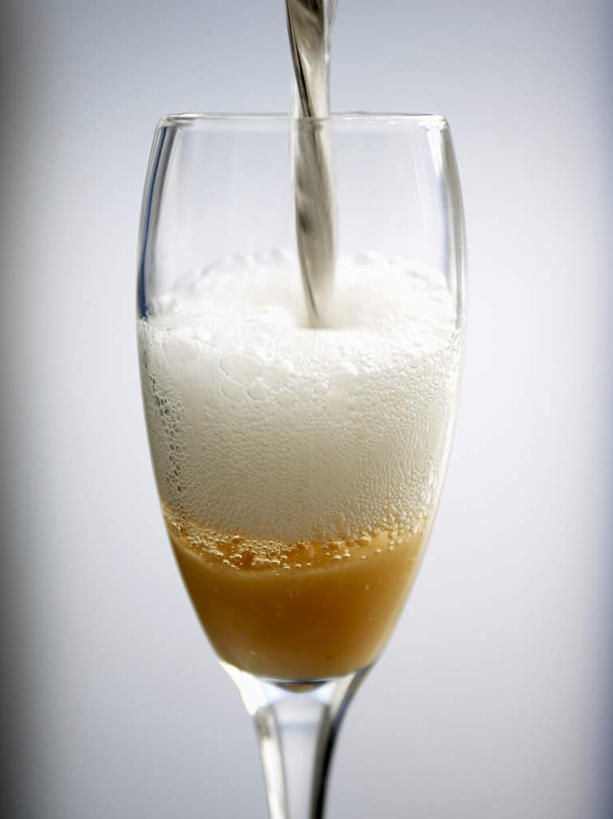 无人,竖图,室内,特写,白天,白色背景,正面,水,餐桌,桌子,杯子,阴影,飞溅,溅,反射,高脚杯,泡沫,液体,影子,水滴,一杯,玻璃制品,水珠,酒杯,鸡尾酒,摄影,影棚,餐台,喷洒,贝利尼鸡尾酒,贝里尼鸡尾酒,鸡尾酒杯,玻璃杯,彩图,影棚拍摄,拍摄