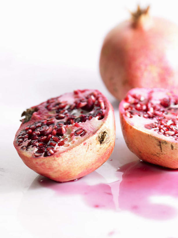 无人,竖图,俯视,室内,特写,白天,白色背景,餐桌,桌子,石榴,水果,切开,阴影,朦胧,模糊,新鲜,反射,影子,生食,食品,果实,食物,两个,切,摄影,有机食品,绿色食品,影棚,餐台,剖面,切面,石榴籽,涂林,若榴,金罂,金庞,丹若,安石榴,彩图,高角度拍摄,影棚拍摄,拍摄