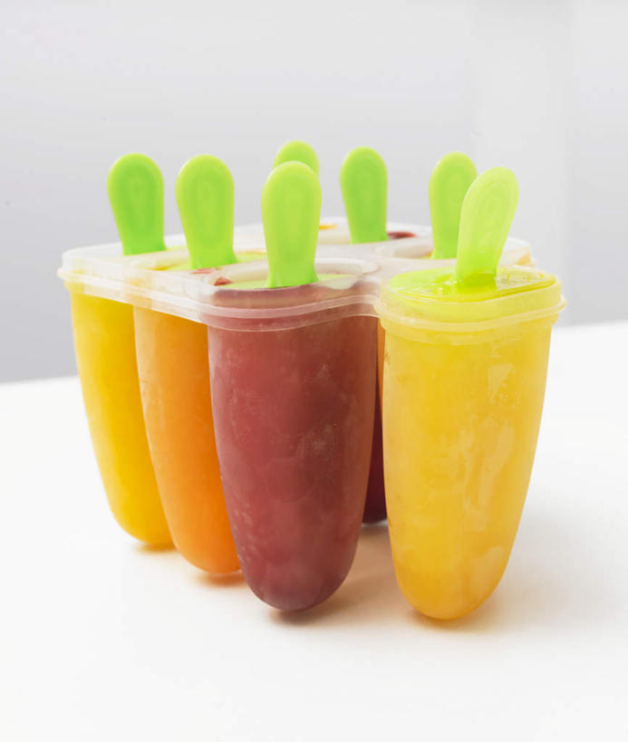 无人,竖图,俯视,室内,特写,白天,白色背景,餐桌,桌子,一排,许多,阴影,整齐,反射,影子,清凉,棒冰,冰棍,排列,冷饮,舒服,摄影,影棚,餐台,解暑,冰棒,队列,解渴,舒爽,消暑,冰条,彩图,高角度拍摄,影棚拍摄,拍摄