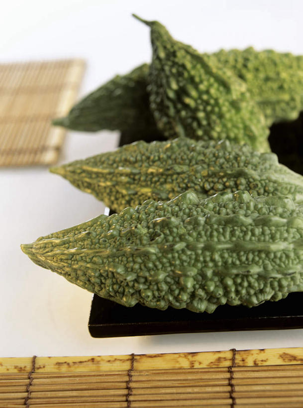 无人,竖图,俯视,室内,特写,白天,白色背景,蔬菜,餐具,阴影,朦胧,模糊,新鲜,反射,碟子,盘,影子,苦瓜,食品,食物,绿色,盘子,碟,凉瓜,摄影,有机食品,绿色食品,影棚,君子菜,癞瓜,癞葡萄,彩图,高角度拍摄,影棚拍摄,拍摄