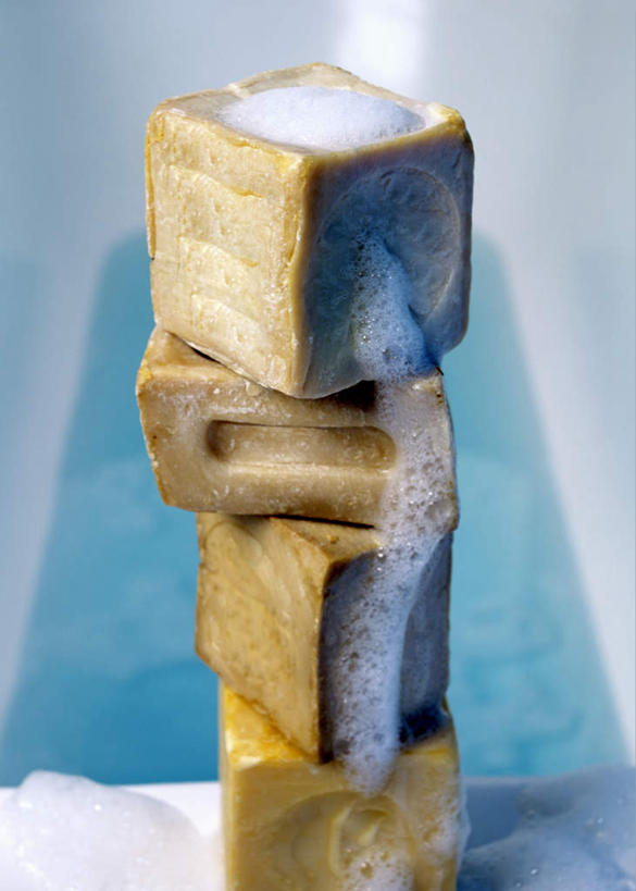 无人,竖图,俯视,室内,特写,白天,化妆,美容,生活用品,许多,大量,护肤,蓝色背景,朦胧,模糊,泡沫,化妆品,肥皂,香皂,日用品,洗浴用品,清洁,保养,享受,休闲,放松,保健,摄影,影棚,堆,护肤品,化妆用品,护肤用品,舒缓,养颜,去污,紧肤,嫩肤,日常用品,洗涤,彩图,高角度拍摄,影棚拍摄,拍摄