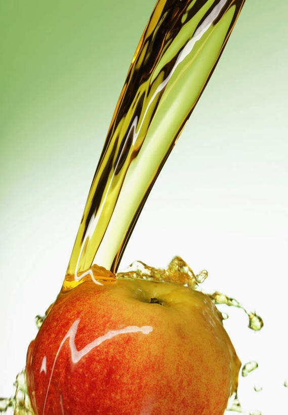 果汁,无人,竖图,室内,特写,白天,正面,水,苹果,水果,绿色背景,飞溅,朦胧,模糊,新鲜,溅,液体,水滴,生食,食品,果实,饮品,水珠,食物,饮料,苹果汁,摄影,有机食品,绿色食品,影棚,可口,喷洒,适口,彩图,影棚拍摄,拍摄