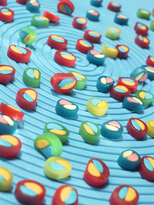 无人,竖图,俯视,彩色,室内,特写,白天,许多,蓝色背景,朦胧,模糊,食品,糖,糖果,甜点,甜品,凌乱,食物,甜食,摄影,影棚,五颜六色,色彩斑斓,混乱,彩虹糖,五彩缤纷,五彩斑斓,纷乱,缭乱,庞杂,五光十色,彩图,高角度拍摄,影棚拍摄,拍摄