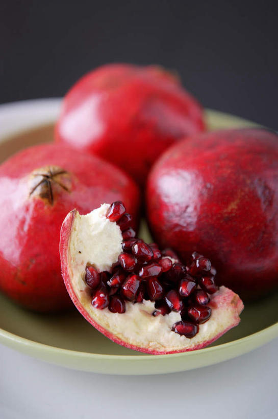 无人,竖图,俯视,室内,特写,白天,餐桌,桌子,石榴,餐具,水果,朦胧,模糊,新鲜,碟子,颗粒,盘,生食,食品,果实,餐盘,食物,红色,盘子,碟,有机食品,绿色食品,餐台,涂林,若榴,金罂,金庞,丹若,安石榴,彩图,高角度拍摄